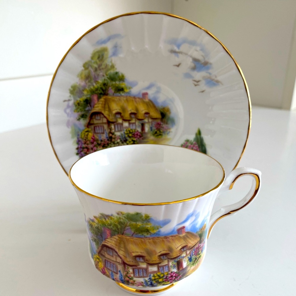 EUC Vtg Royal Stafford Teacup and Saucer with a Thatched Cottage and Garden